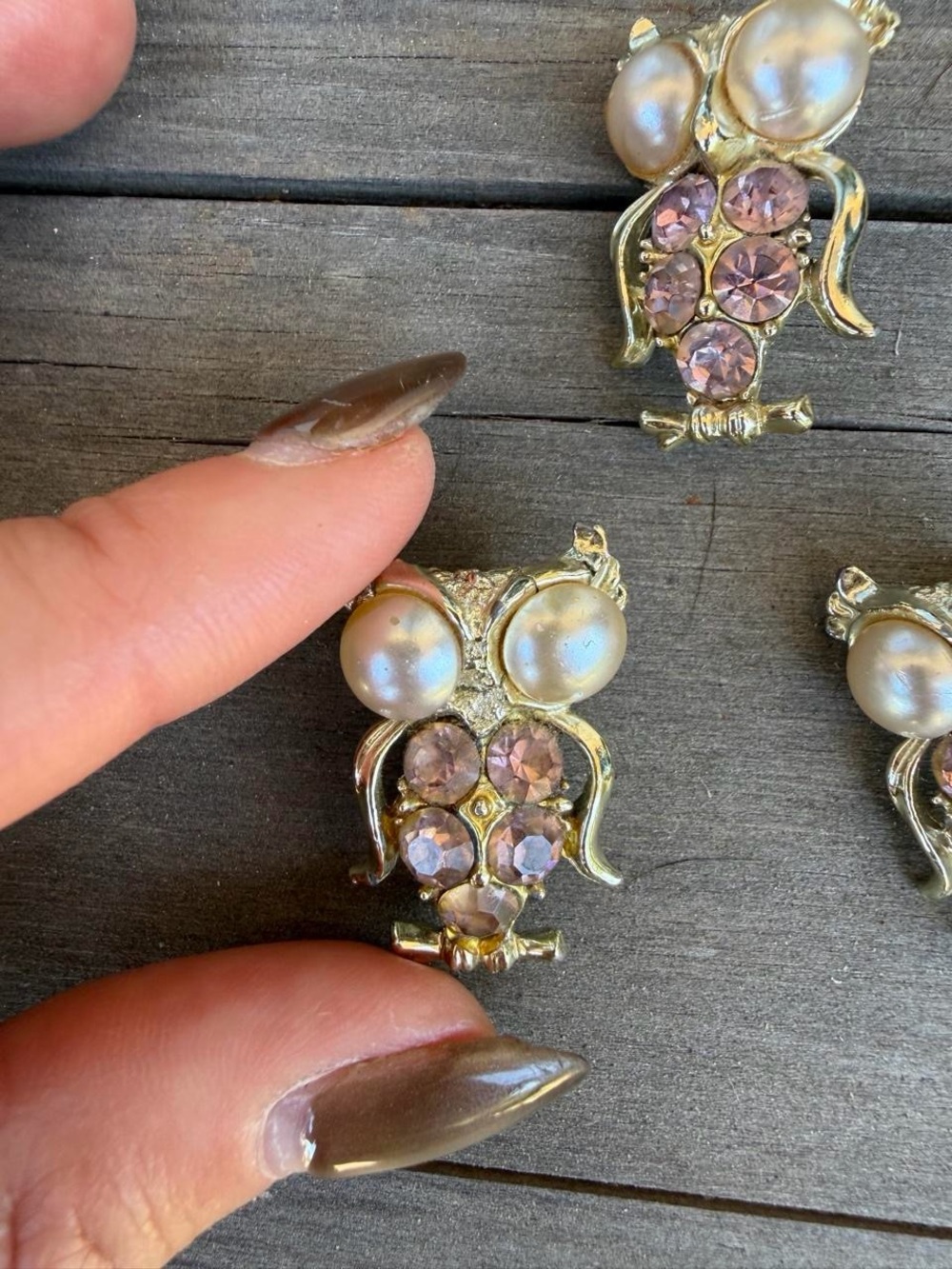 Vintage Owl Gold-tone brooch featuring pearl-like eyes and purple rhinestones - Picture 2 of 4
